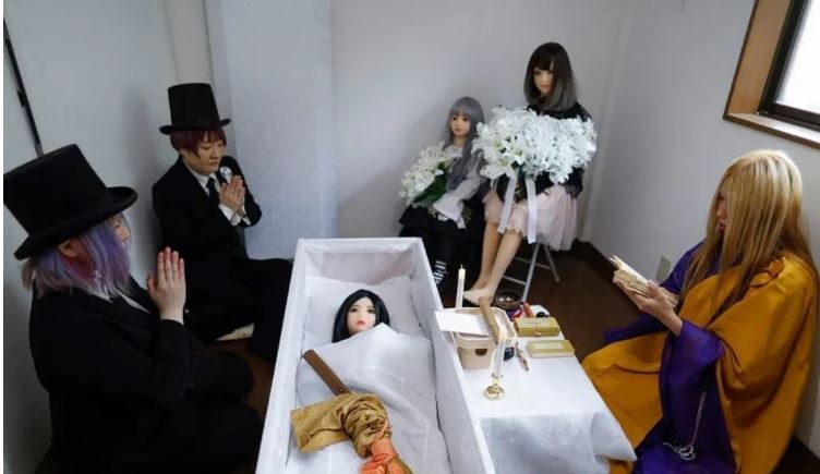 ข่าวสารAV-คนญี่ปุ่นเขาจัดพิธีศพให้กับเหล่าตุ๊กตายางแบบนี้แล้วนะ