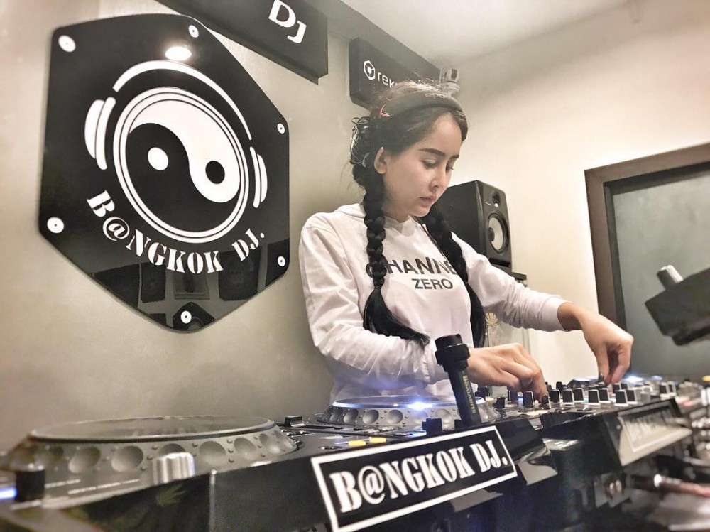 ดีเจ เมลล์ลี่ สาวน้อยสุดเซ็กซี่กับลีลาเปิดเพลงสุดร้อนแรง
