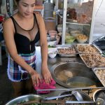 ฮือฮาสุดๆ!! อ๋อย แม่ค้า ก๋วยเตี๋ยวเย็นตาโฟที่เอ็กซ์ที่สุดในสามโลก