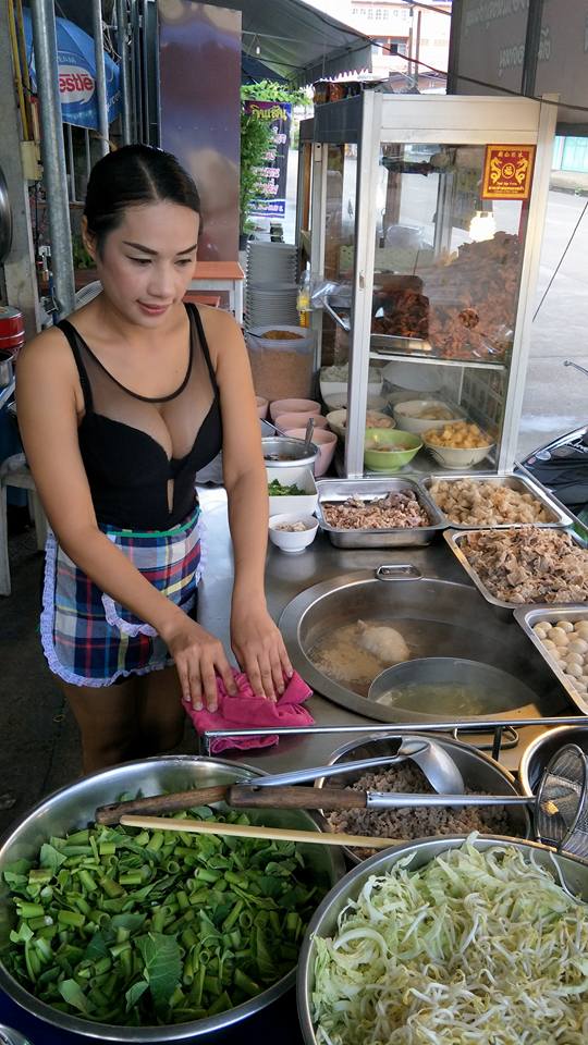 ฮือฮาสุดๆ!! อ๋อย แม่ค้า ก๋วยเตี๋ยวเย็นตาโฟที่เอ็กซ์ที่สุดในสามโลก