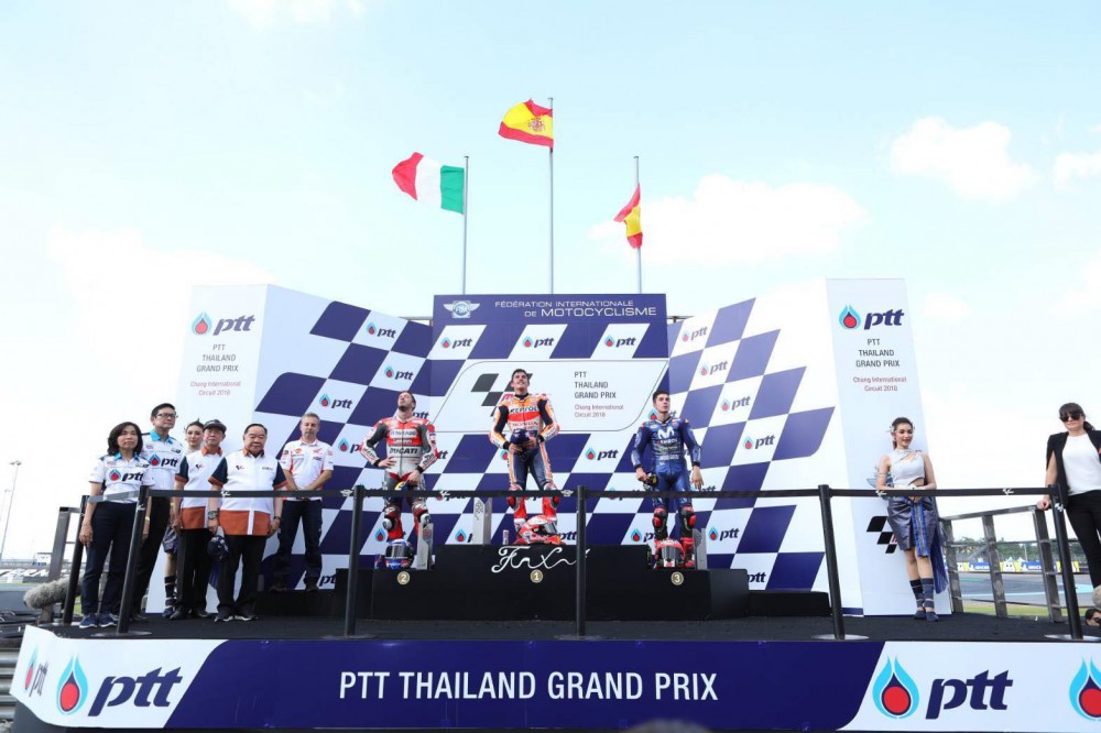 ดังไปทั่วโลก!! เปิดวาร์ป 2 พริตตี้สาวสวยจาก PTT บนโพเดี่ยม MotoGP บุรีรัมย์