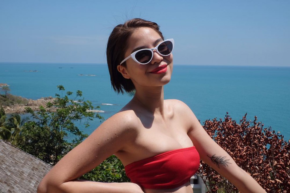 มารีน่า บาเล็นซิเอก้า น้องสาวนางเอกดัง มาในลุคสาวผมสั้นพร้อมบิกินี่สีแดงสุดเซ็กซี่