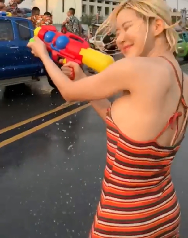 DJ. Soda บุกอุดรธานี เล่นน้ำสงกรานต์ อวดความน่ารักเปียกแฉะในชุดสุดเซ็กซี่