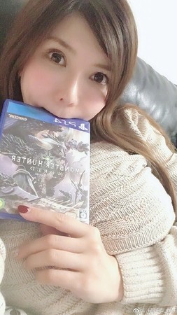 สาวAV-เมื่ออดีตสาวเอวี Anri Okita เริ่มใช้ twitch! ท้าทายไปกับ Monster Hunter