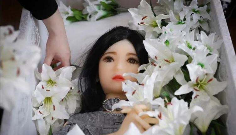 คนญี่ปุ่นเขาจัดพิธีศพให้กับเหล่าตุ๊กตายางแบบนี้แล้วนะ -3