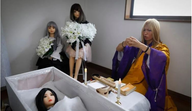 ข่าวสารAV-คนญี่ปุ่นเขาจัดพิธีศพให้กับเหล่าตุ๊กตายางแบบนี้แล้วนะ