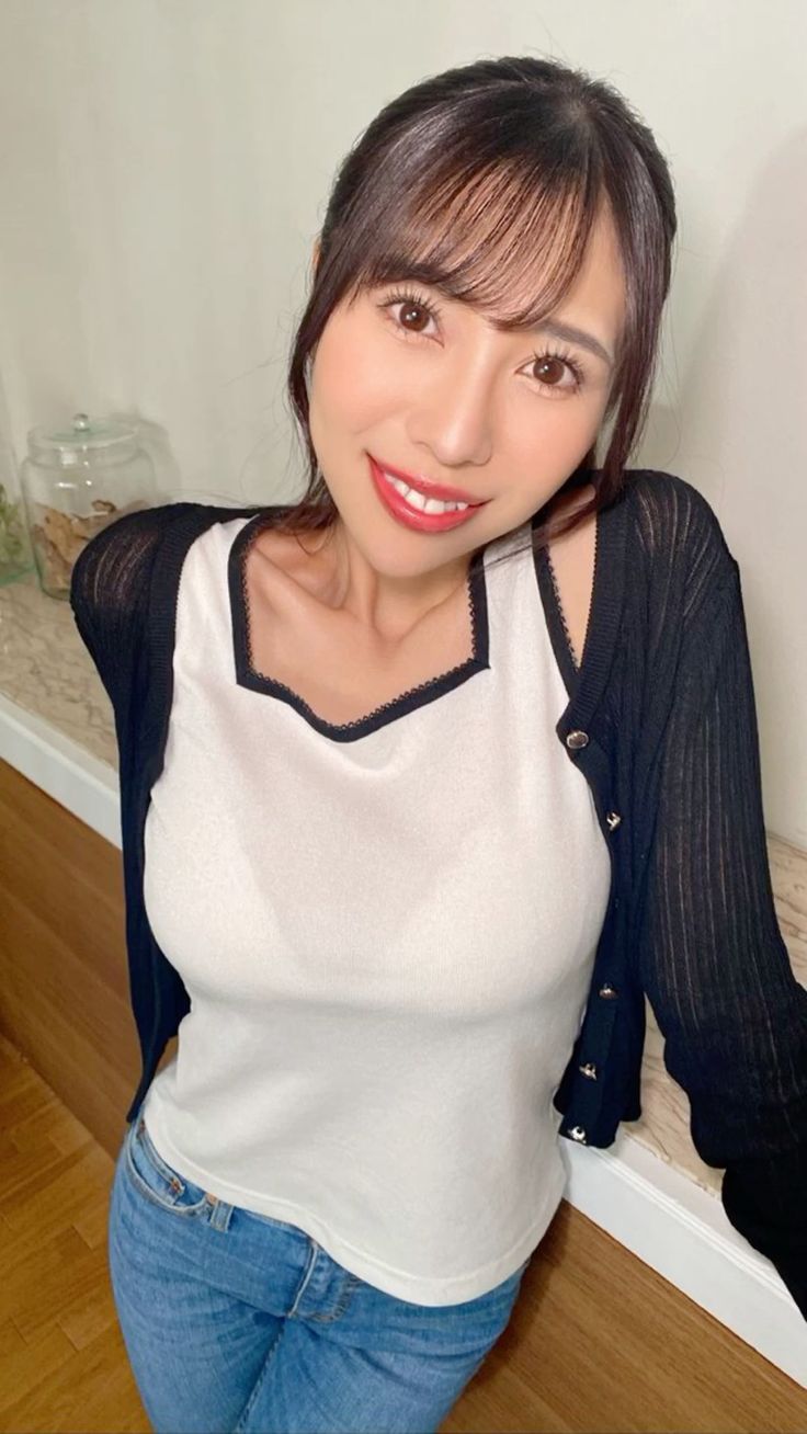 ผลงานของ Kitano Mina นั้นยอดเยี่ยมมาก แต่พวกเราไม่ได้ละทิ้ง Ueha Aya แค่ว่าหลังจากที่ติดต่อเธอ ฉันรู้สึกเสมอมาว่ากิจกรรมต่างประเทศของเธอได้สิ้นสุดลงแล้ว วันนี้ฉันเห็นโพสต์ของเธอใน X และรู้ว่าเธอตัดสินใจที่จะอำลาวงการ