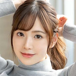 เมื่อพิจารณาตามมาตรฐานของแฟนๆ เมื่อพิจารณาตามมาตรฐานของแฟนๆ Mochino Rui น่าจะมีขนาดอยู่ระหว่างคัพ D ใหญ่กับคัพ E เล็ก แม้ว่าจะเป็นขนาดคัพมาตรฐานของญี่ปุ่น ฉันไม่คิดว่าจะเป็นคัพ H แต่ตามที่กล่าวไว้ก่อนหน้านี้ เธอมีโครงร่างเล็กและเนื้อไม่มาก ดังนั้นหน้าอกของเธอจึงเพียงพอจริงๆ นอกจากนี้ รูปร่าง ความแน่น สีของหัวนม และการสั่นไหวในระหว่างมีเซ็กส์ ล้วนแต่ดูเป็นธรรมชาติมาก ดังนั้นฉันคิดว่าเมื่อเทียบกับใบหน้าที่ดูเด็กของเธอแล้ว รูปร่างของ Mochino Rui ก็ดูมีเอกลักษณ์ด้วยเช่นกัน หากเทียบกับน้องใหม่สมัยก่อนซึ่งขึ้นชื่อเรื่องความสวยงาม เธอก็ไม่ได้ด้อยไปกว่ากันเลย