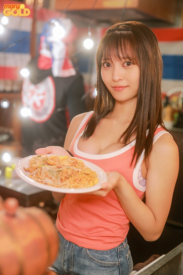 ส่วนตัวมองว่า Lisa บนปกคือสะดุดตามาก ด้วยโครงหน้าที่ไม่ได้ดูญี่ปุ่นจ๋า บวกกับผิวแทนสุขภาพดี ทำให้ลุคออกมาดูสดใส มีความเป็นสายเอาท์ดอร์นิด ๆ หน้าอก G คัพของเธอก็ดูเต็มและได้รูป จนแทบจะล้นออกมาจากชุดว่ายน้ำเลยทีเดียว ยิ่งรวมกับรอยยิ้มหวาน ๆ ที่ดูเป็นธรรมชาติ ยิ่งทำให้ภาพรวมดูมีเสน่ห์มากขึ้นไปอีก เชื่อว่าหลายคนน่าจะอยากติดตามผลงานแรกของสาวพาร์ทไทม์คนนี้แน่นอน แต่ถ้าจะมีจุดให้พูดถึง ก็คงมีอยู่สองเรื่อง อย่างแรกคือชื่อในวงการอย่างLisaมันดูธรรมดาไปหน่อย